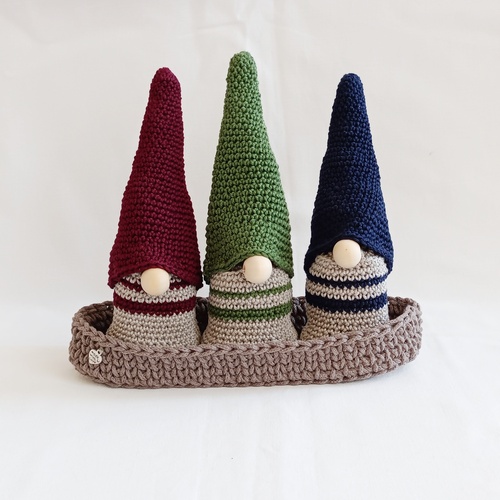 Trio ručně háčkovaných skřítků v šedém košíčku