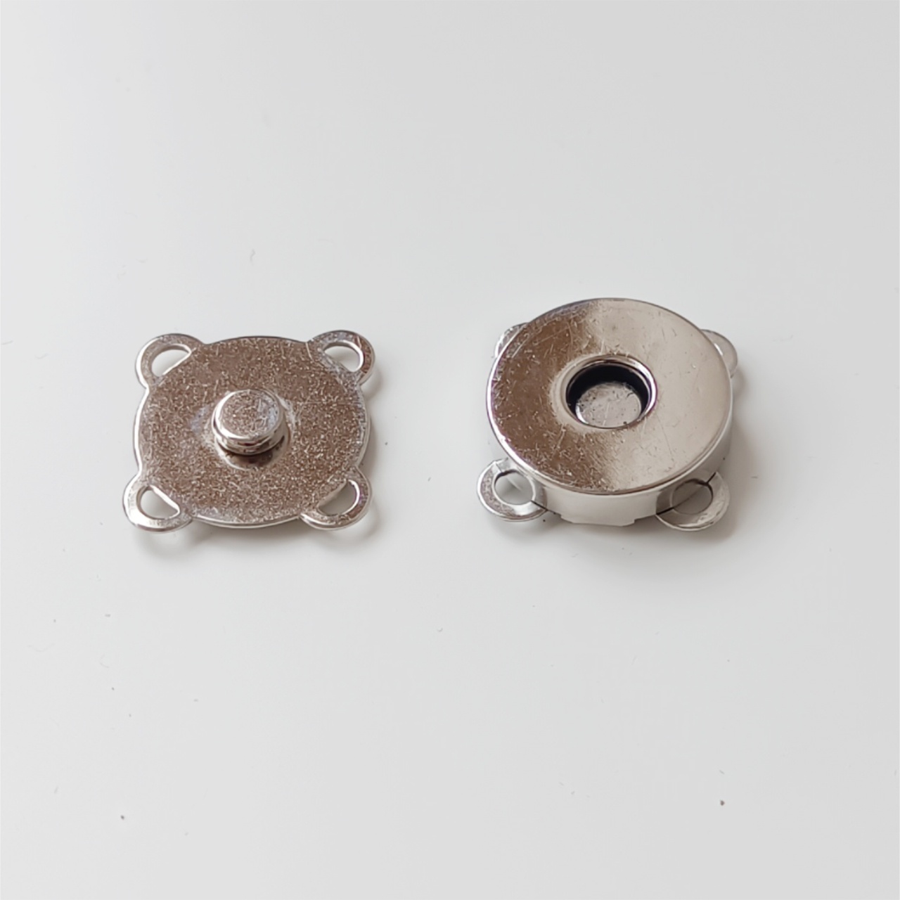 Magnetické zapínání stříbrné