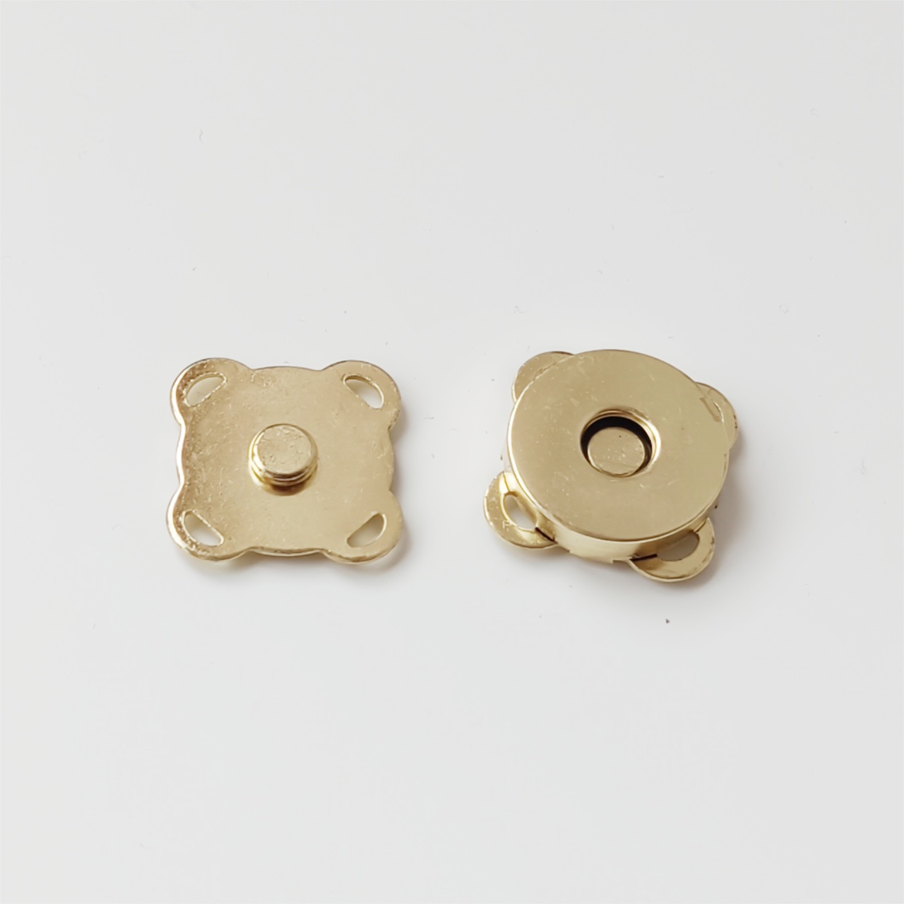 Magnetické zapínání zlaté