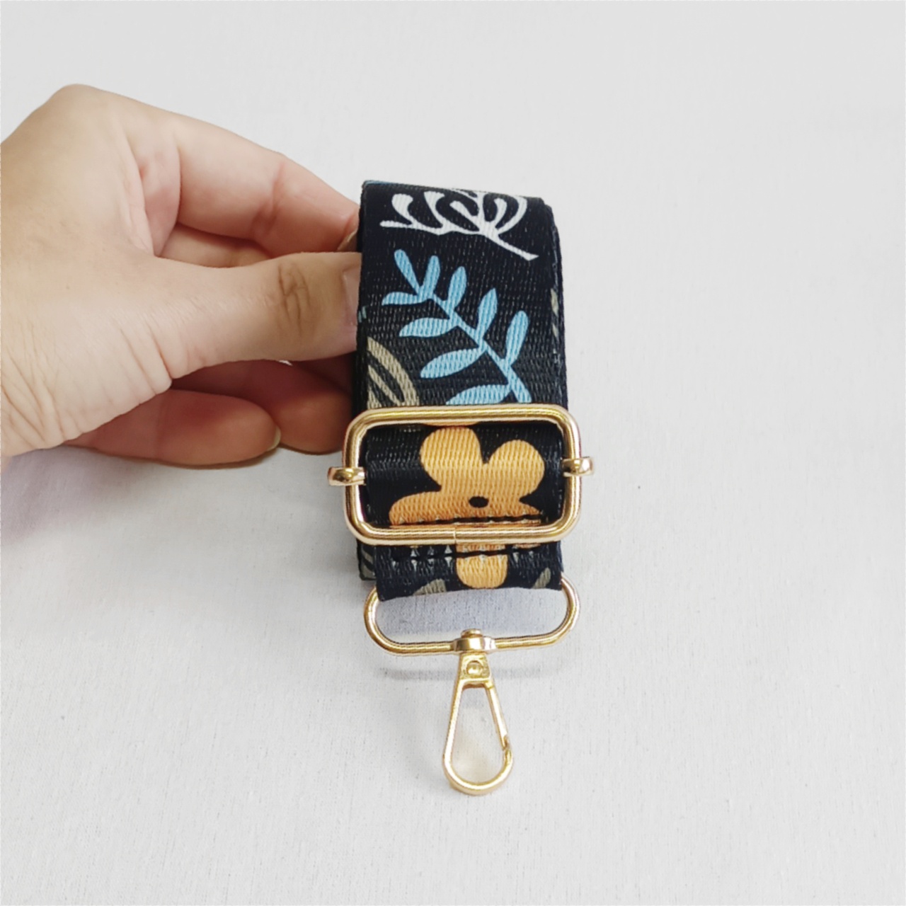 Popruh černý s květy