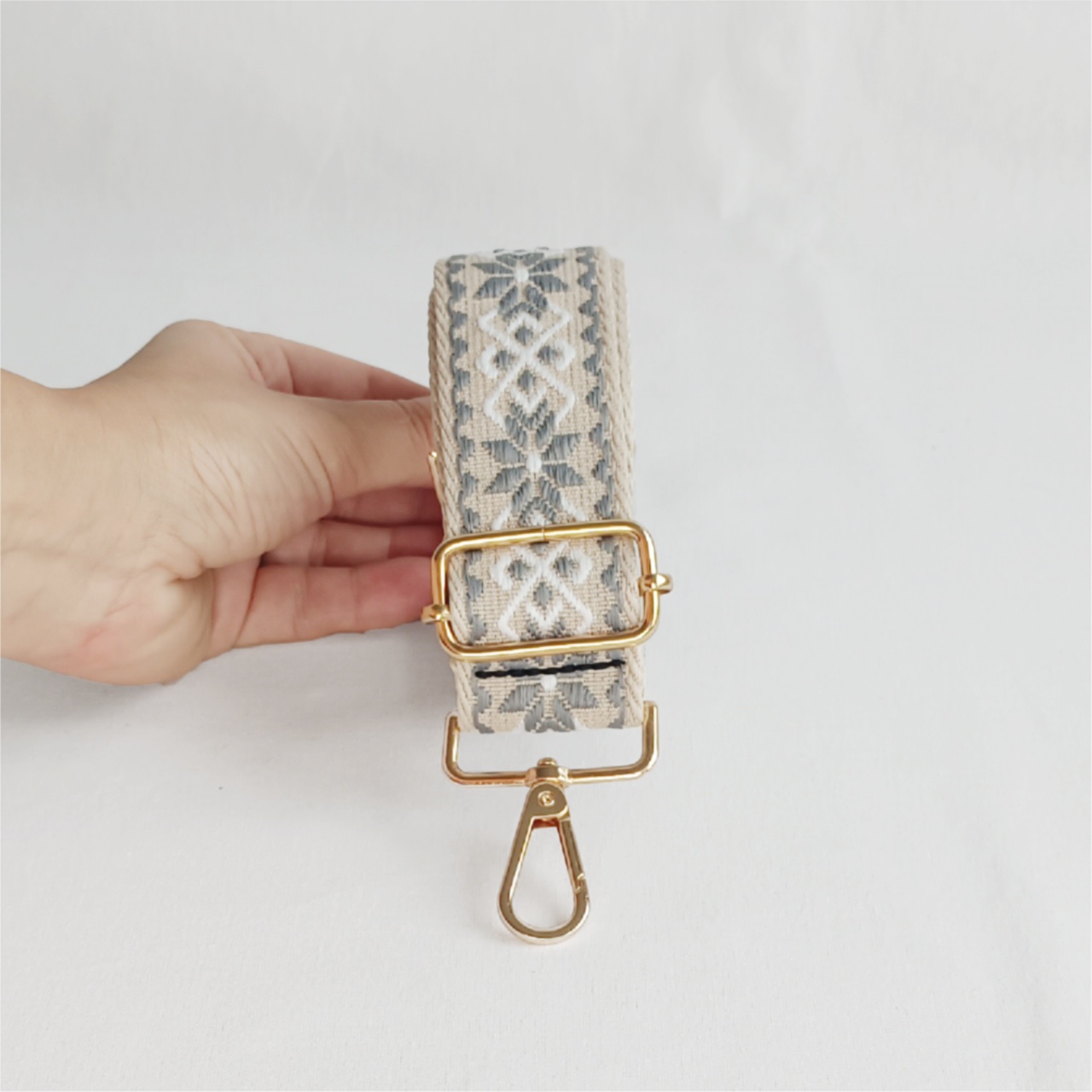 Popruh světle šedý