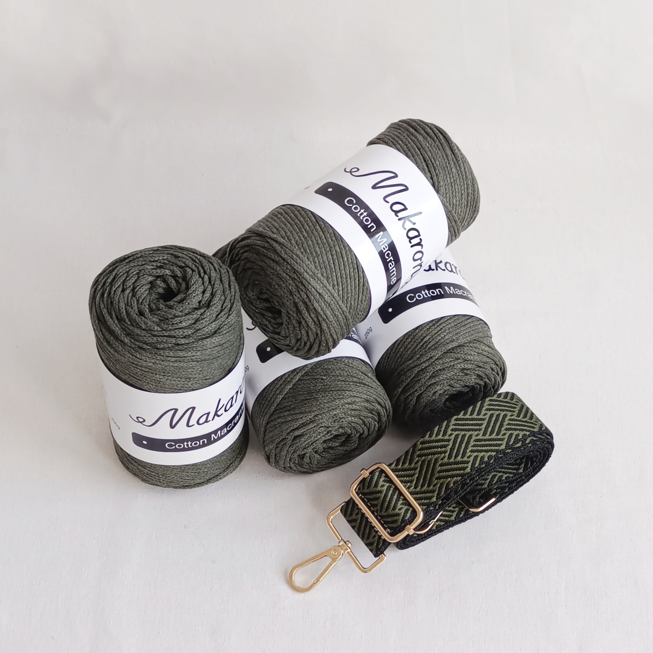 4 klubka + popruh + háček - 1