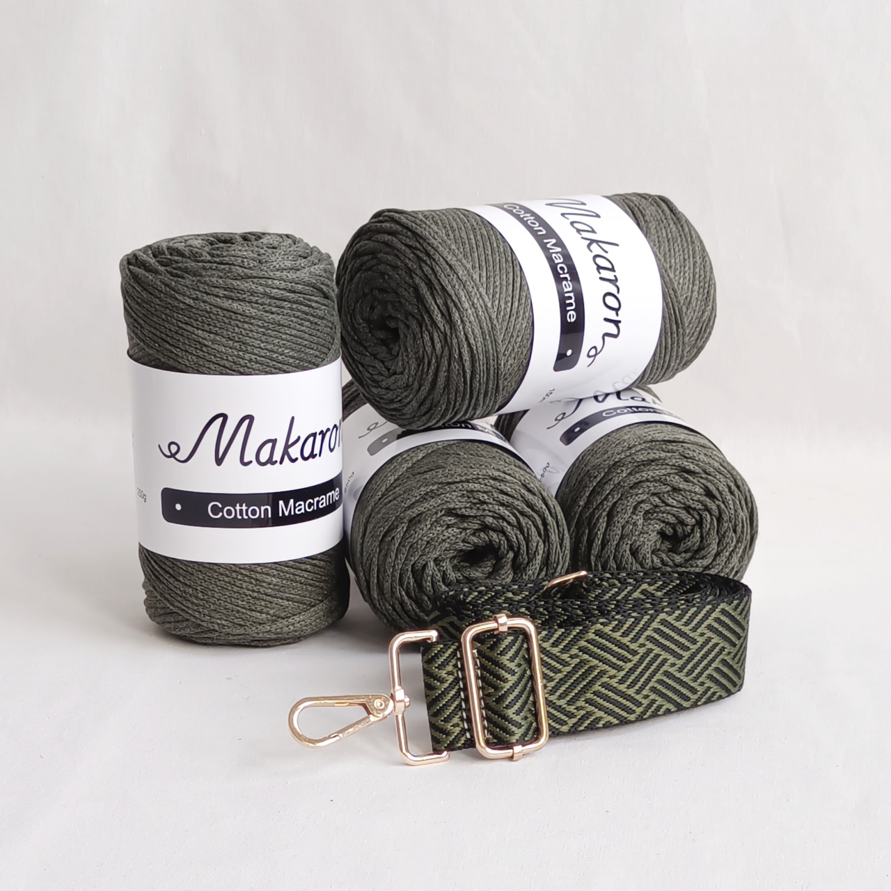 4 klubka + popruh + háček