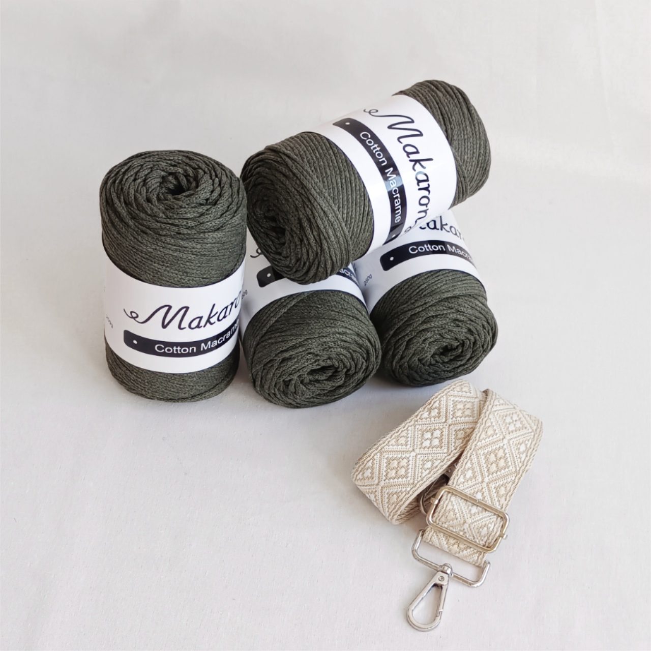 4 klubka + popruh + háček - 1