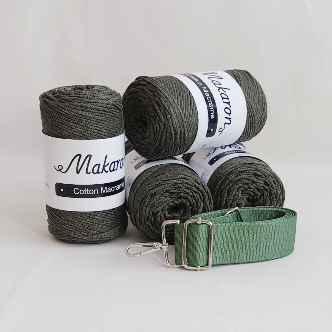 4 klubka + popruh + háček