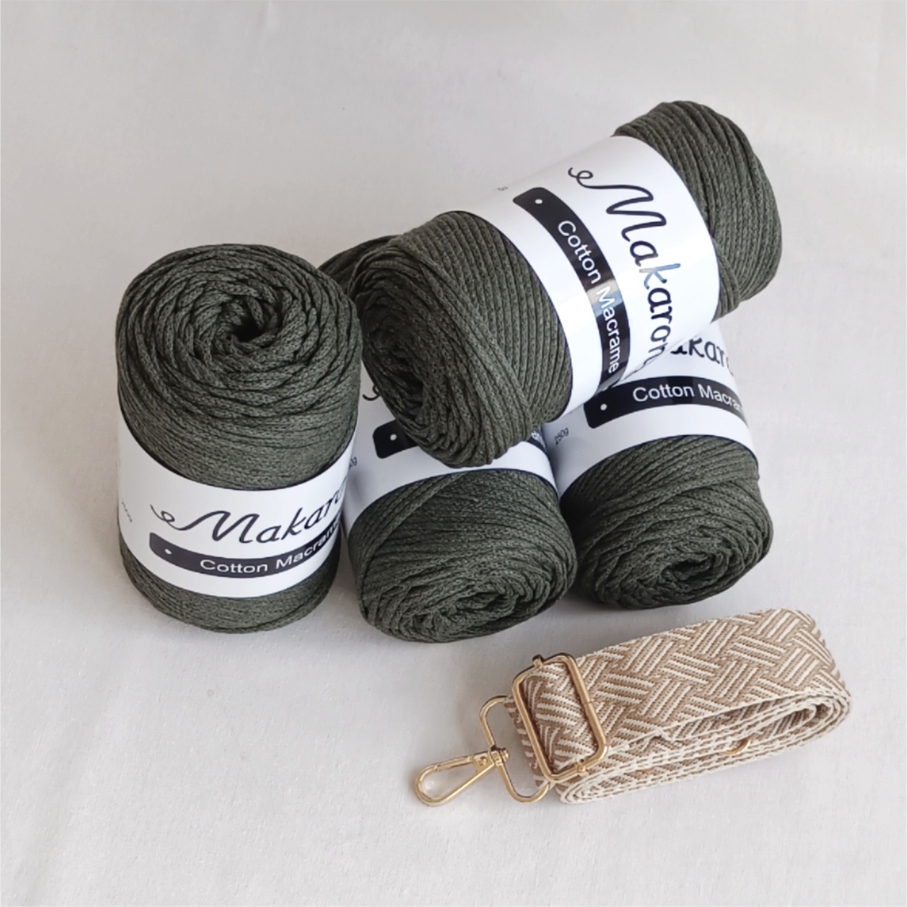 4 klubka + popruh + háček - 1