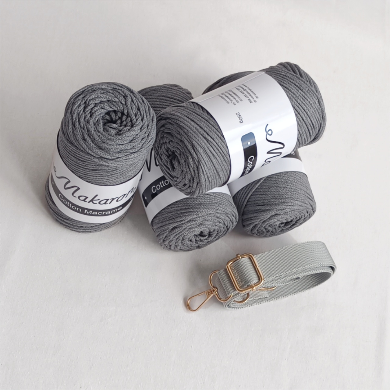 4 klubka + popruh + háček - 1