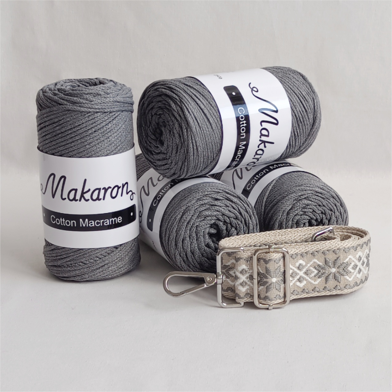 4 klubka + popruh + háček