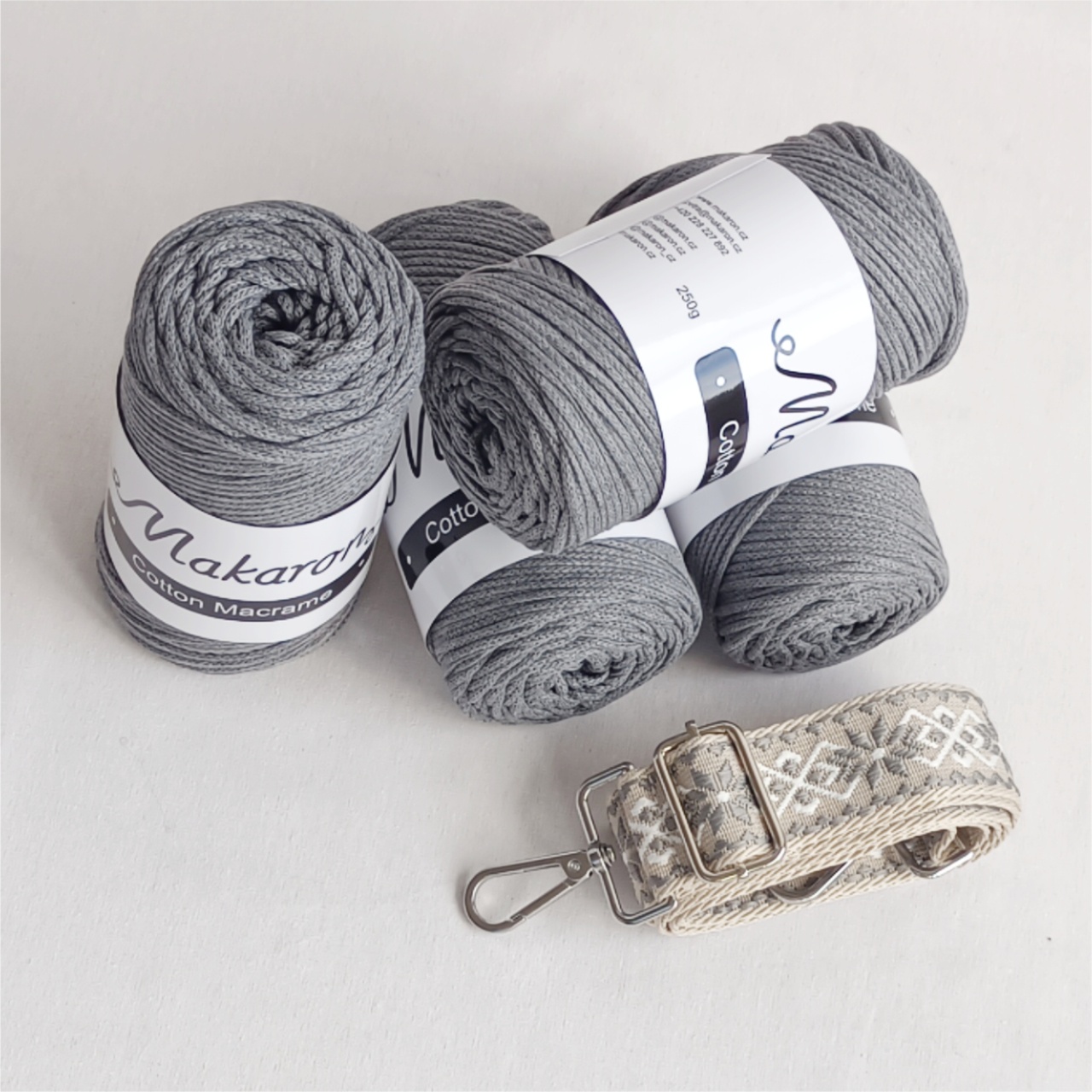 4 klubka + popruh + háček - 1