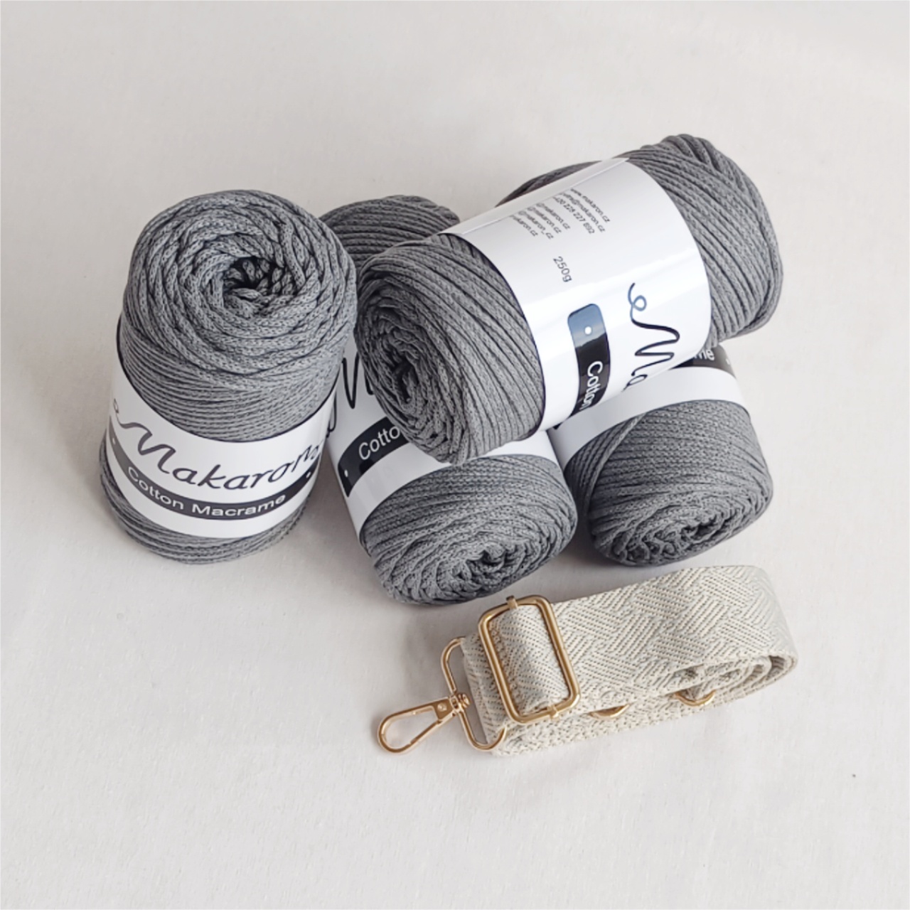 4 klubka + popruh + háček - 1